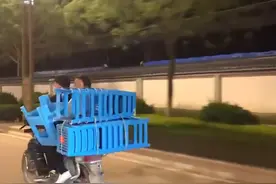 无所谓？甘肃一演唱会结束后，观众搬凳子回家，主办方：请了杨坤图片