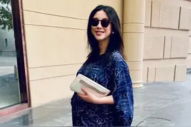 朱珠晒老公视角孕晚期美照，挺大肚趿拉着鞋，脚部浮肿得不见脚踝图片