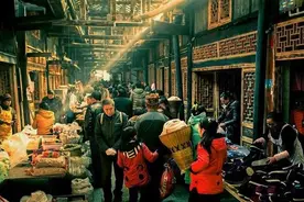 穷小子过年结婚，摆了二十桌酒席却一桌都没坐满，没去的人都后悔图片