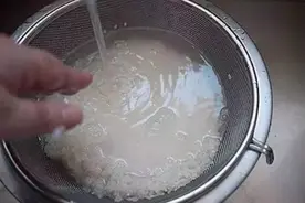 蒸米饭，只加水是外行！水里多加这2样，米饭又香又软，粒粒分明图片