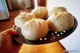 蒸包子时：冷水蒸还是热水蒸好？牢记这3点，包子蓬松暄软不塌陷图片