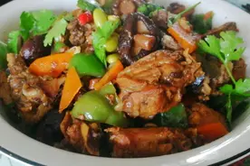 家常味山东炒鸡增加多种食材口感更丰富味道鲜香浓郁分享做法技巧图片