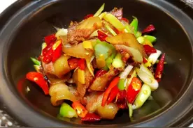 湘味青蒜炒腊肉 湖南饭桌上一道必不可少的下饭菜 百吃不厌图片
