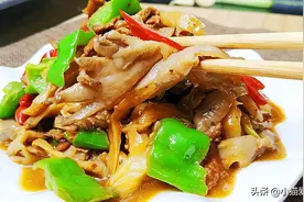小猫分享青椒炒蘑菇的做法，教你这个技巧，简单炒一盘，特下饭图片