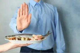 网上有说，人一生只能吃9吨食物，谁先吃完谁先走？有依据吗？图片