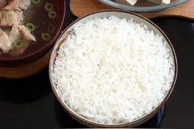 蒸米饭时，别只会加清水，教你1招，米饭粒粒分明，松软还喷香图片