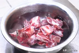反复提醒、炖排骨先焯水是错的！饭店都用这1招，排骨鲜嫩没腥味图片