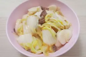 春节期间剩余的年糕，搭配腊肉一起爆炒，这味道太赞了图片