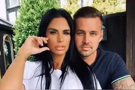 42岁凯蒂自称想为男友生娃，仅交往3月，已获黑人混血长子认可图片