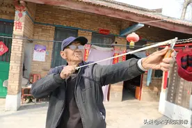 河南8旬大爷“不务正业”，整天拿着弹弓村里瞎转悠，看他想干啥图片