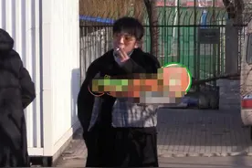 陈翔机场与粉丝互动难掩帅气，路边抽烟，动作娴熟图片