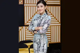 越南“第一美女”有多美？五官精致，皮肤白皙，太有气质了图片