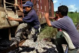 导演亲自体验偷渡美国的全过程，几美元就可定居，拜登看了脸生疼图片