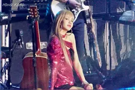 lisa演唱会生图合集，每张都是腰细腿长，身材比例杠杠的图片
