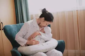 老人帮忙带娃，结果“孩子和我不亲了”，三岁前孩子要和妈一起睡图片