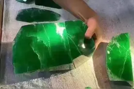 「亿元翡翠俱乐部」再添一员！10片帝王绿料子以1亿5千万中标图片