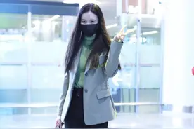 女士浅灰色西服怎么搭配？有了这些巧思，会显得时尚又有高级感图片