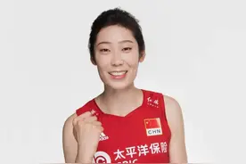 朱婷国庆带妹妹朱佳荟出游，小朱2年长14厘米，不应该打二传图片