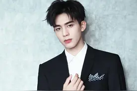 “新晋男友”宋威龙新剧杀青，在家却是个文艺男生，宅在家里钓鱼图片