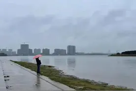 河南断崖式降温有多冷？小伙穿短袖买棉衣，网友：火箭式入冬图片