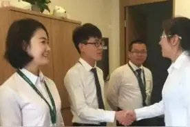 出差在外宾馆只剩大床房，女老板说了7个字，男员工：我没听错吧图片