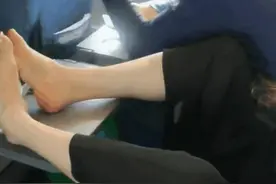 一双脚放在高铁桌板上，男子怒气冲冲想骂人，近一看，他却忍住了图片