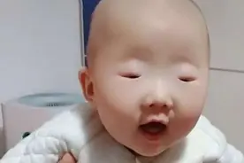 宝宝因眼睛太小走红，妈妈误以为没睁开，网友调侃：好奇父母长相图片