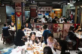 广州龙虾馆老板每天卖500斤龙虾，小龙虾撑起夜经济半边天图片