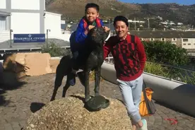 蔡国庆罕晒全家福，与10岁儿子宛若复制！妻子地位低生娃才翻身图片