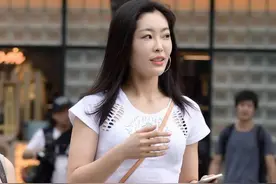 夏季低腰牛仔裤，配短款上衣，穿着清凉显瘦又自信大方图片