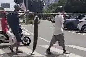 武汉男子钓上“水老虎”在大街上抬着走，网友：这条街最靓的仔图片
