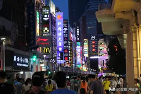 南京路的夜，外滩的夜，这种繁华，不知道疫情之后什么时候恢复图片