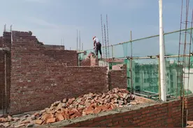 拆违进行时｜华容县拆除一超层建筑图片
