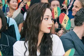 迪丽热巴的“蛋卷头”火了，时髦又显发量，秃头少女快get起来图片