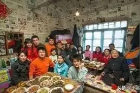 东北人炕上吃喝玩乐，南方人不理解，不脏吗？东北人：你懂啥图片