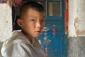 临沂：父亲出事，男孩与残疾妈妈相依为命，孤僻同学成唯一朋友图片