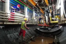 地铁8号线三期下穿2号线和铁路地下线，年内王府井到前门贯通图片