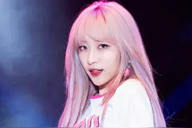 前韩女团成员被曝遭骚扰？互动环节遭粉丝紧搂难逃脱，动作太辣眼图片