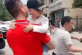 “冻龄爷爷”走红，带孙子出门玩耍，路人：以为是时髦的爹图片