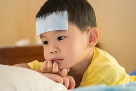 孩子发烧别着急，38.5℃以下自行处理，3个降温方法快速退烧图片