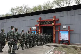 火箭军某部踏寻历史足迹 点燃官兵党史学习教育“火苗”图片