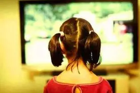 9岁女儿捂着肚子，说里面养了个“小宝贝”，医生一看大吃一惊图片