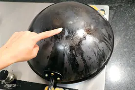 铁锅用久了又脏又粘锅！大厨教你一招，简单方便，炒菜干净不粘锅视频封面