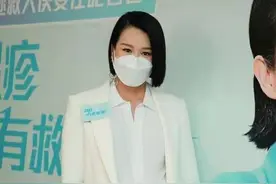 胡杏儿挺8月孕肚出席活动，踩高跟连体裤撑得紧绷，手水肿得厉害图片
