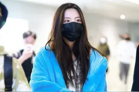 杨超越越来越有明星味了，穿蓝色貂绒外套，露出雪白笔直的漫画腿图片