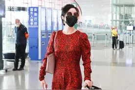 范冰冰美成小姑娘，穿印花长裙知性甜美，搭白色运动鞋清新调皮图片