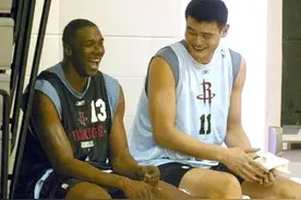 盘点曾经在火箭队和姚明搭档的那些大前锋，没拿总冠军是有原因的图片