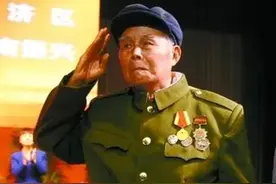 八旬老兵接受慰问，墙上的军装照引注意，领导立马向军区核实身份图片