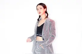 辣妈气质！李晟西装配运动背心超飒，扎双辫露细腰堪称“小腰精”图片