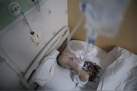 单亲父亲照顾血癌独女却收获老同学的爱 女儿：爸，娶她做我妈吧图片